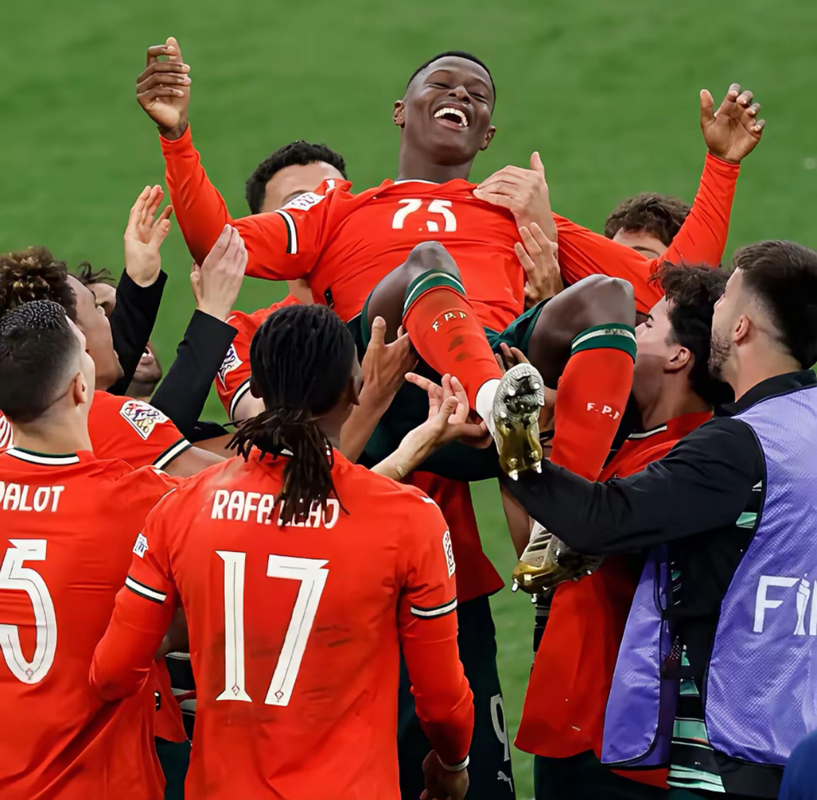 爱游戏电竞体育-包含加时末段葡萄牙体育备战法国杯；状态回暖细节曝光；信心回归；赛程密集仍需轮换的词条-爱游戏电竞体育