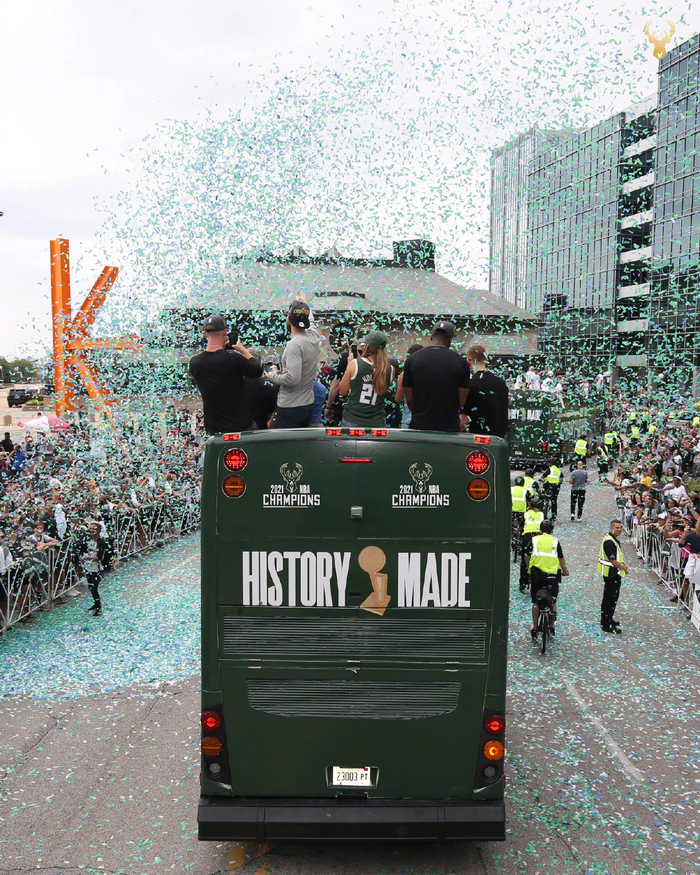 app官网-密尔沃基雄鹿内部会议纪要流出——集结日更衣室发声，欧联使命明确，阵容厚度经受考验-app官网